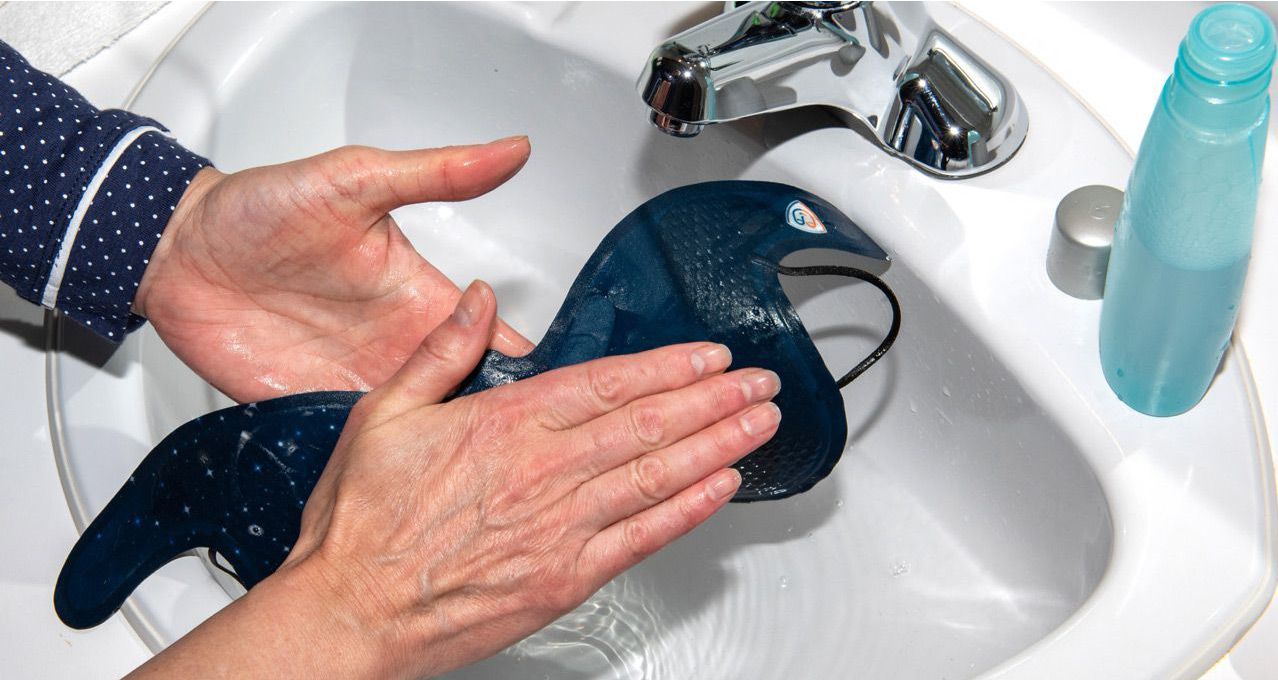 Nettoyage à la main ciel étoilé lavabo salle de bain